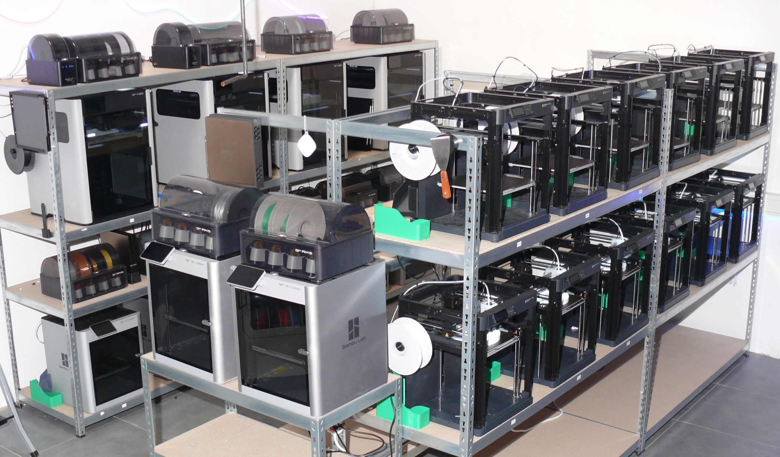 Produktionsbereich mit mehreren 3D-Druckern